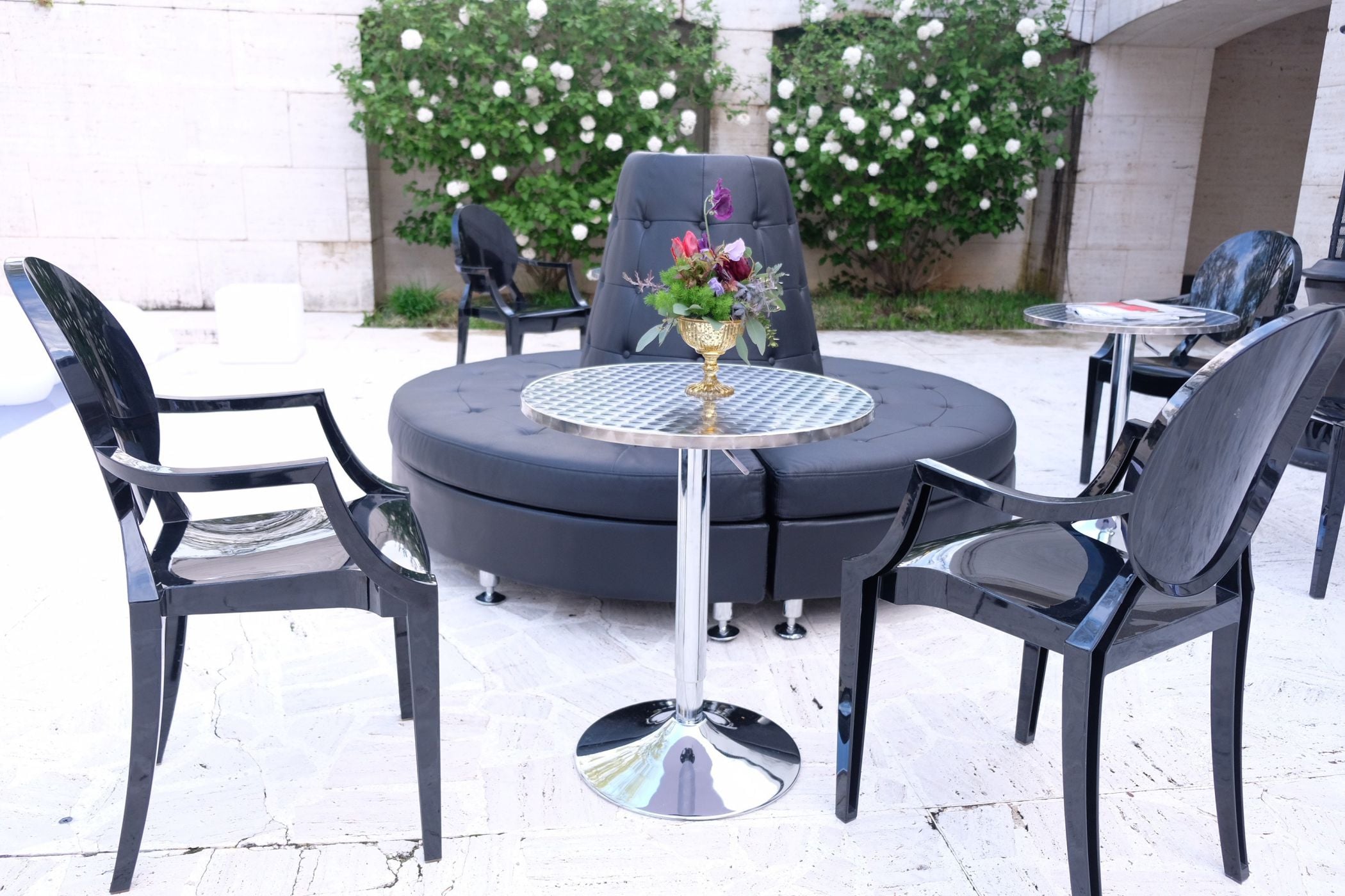 Layered décor and brand atmosphere Layered décor and brand atmosphere